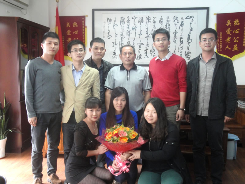 公司舉（jǔ）行職工生日祝福活動合影